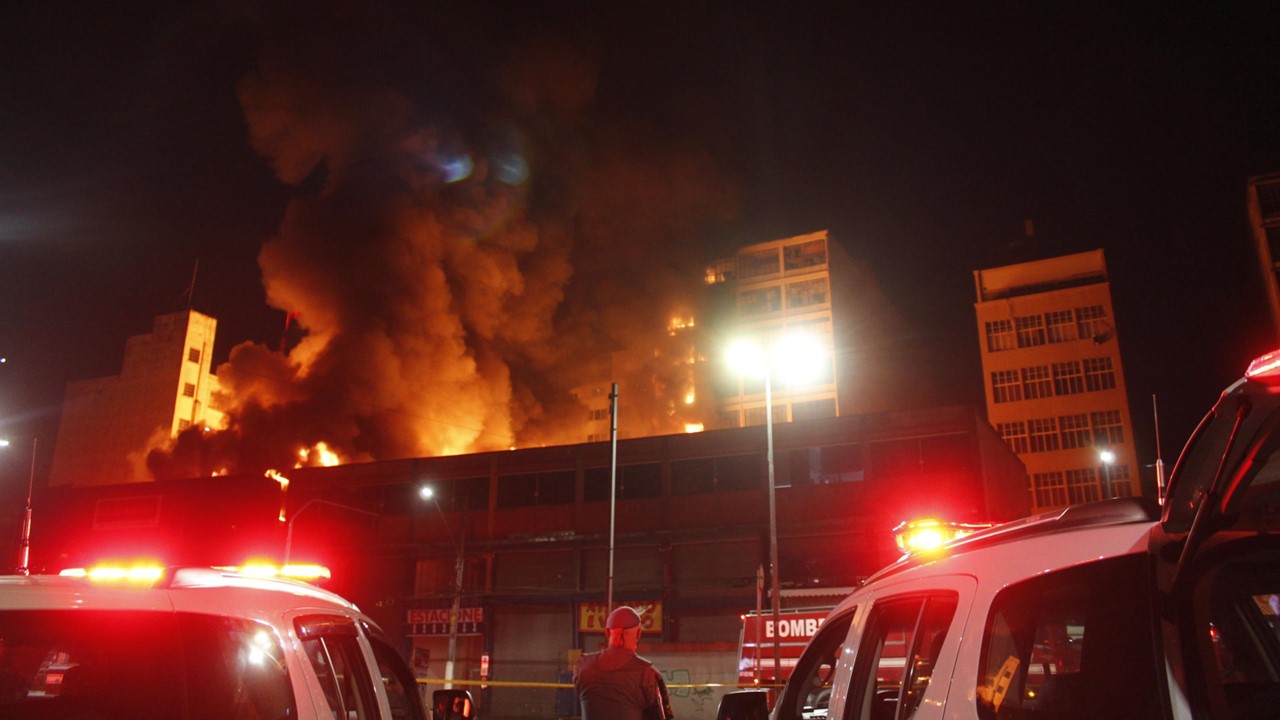 Incêndio atinge prédios comerciais na região da rua 25 de Março em São Paulo