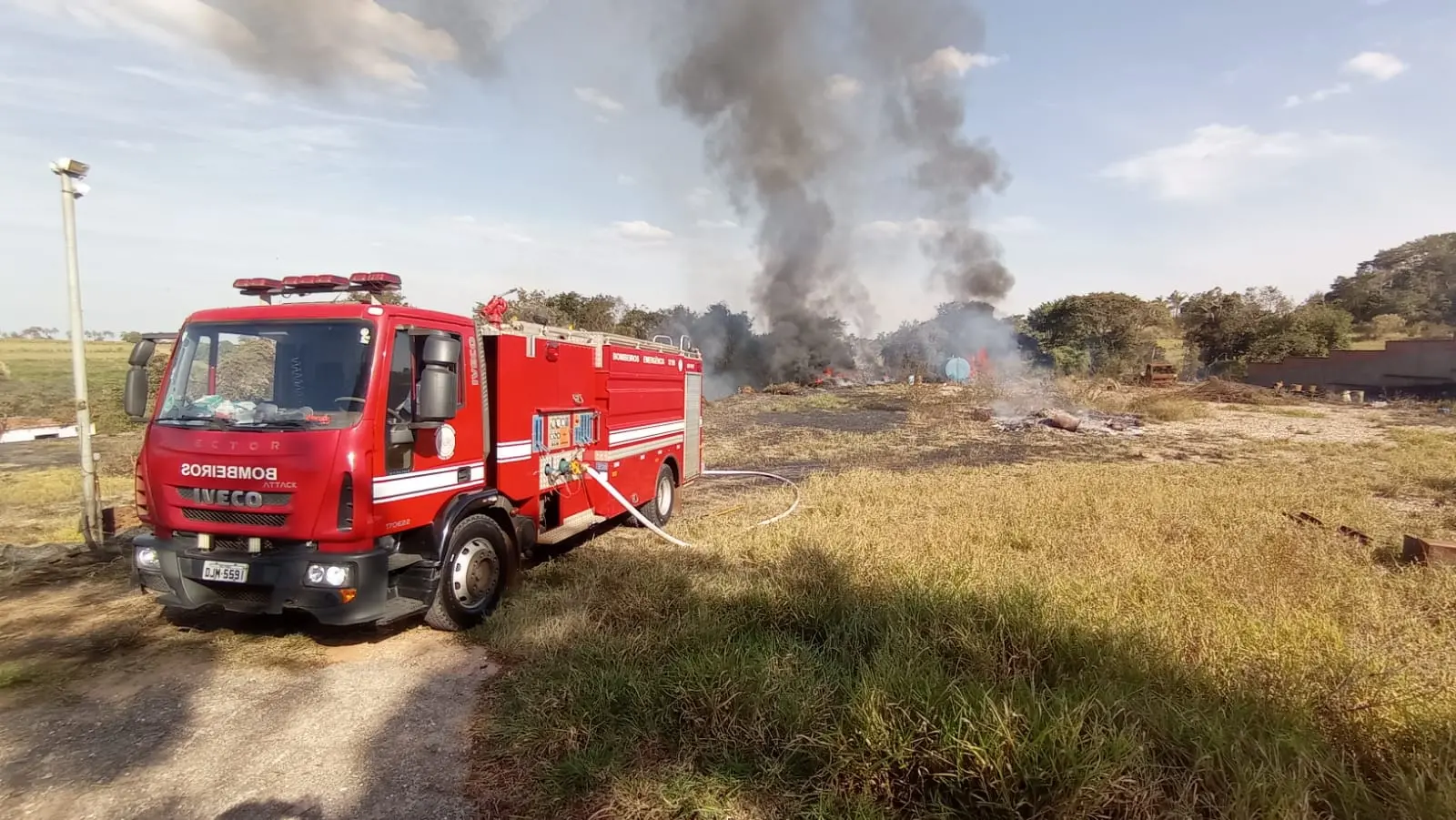 Incêndio destroi parte de depósito de transportadora