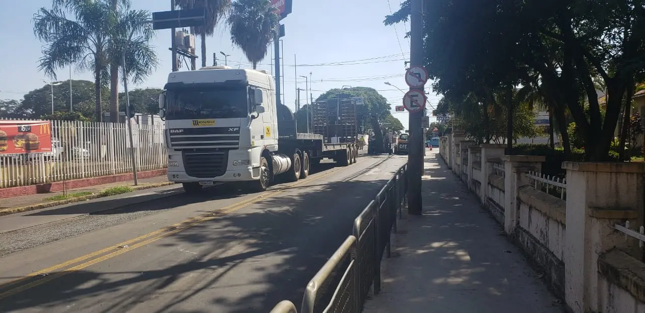 Interdição para recapeamento interfere no movimento de estabelecimentos na Rua Carlos Gomes