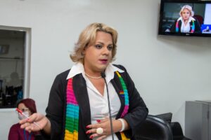 Isabelly Carvalho critica mensagem fake e transfóbica sobre linguagem neutra