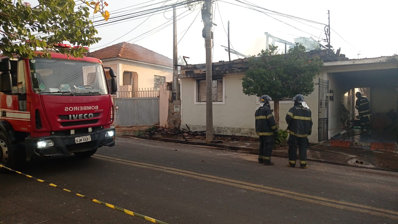 Moradora ateia fogo em residência na Vila Cláudia
