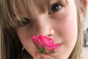 Menina de seis anos morre ao ser baleada em carro