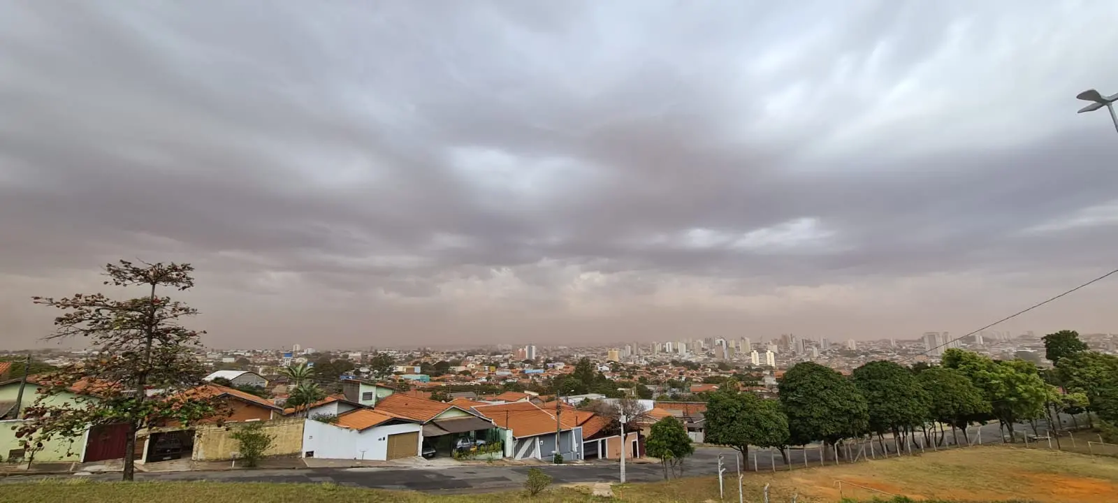 Nuvem de poeira chama a atenção dos limeirenses