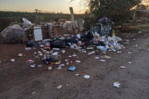 Ouvinte relata descarte irregular de lixo em caçambas no Bairro do Pinhal