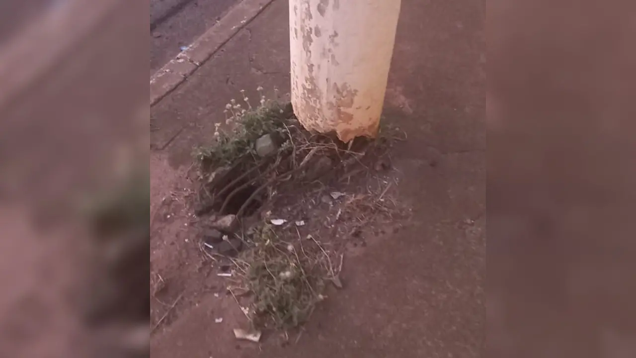 Poste danificado corre risco de cair na Lauro Corrêa da Silva