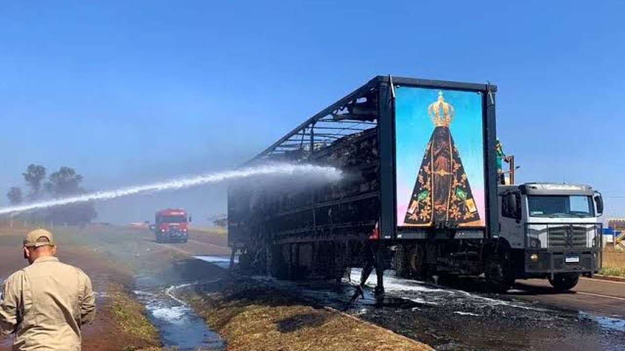 Painel de Nossa Senhora Aparecida fica intacto após fogo destruir carreta