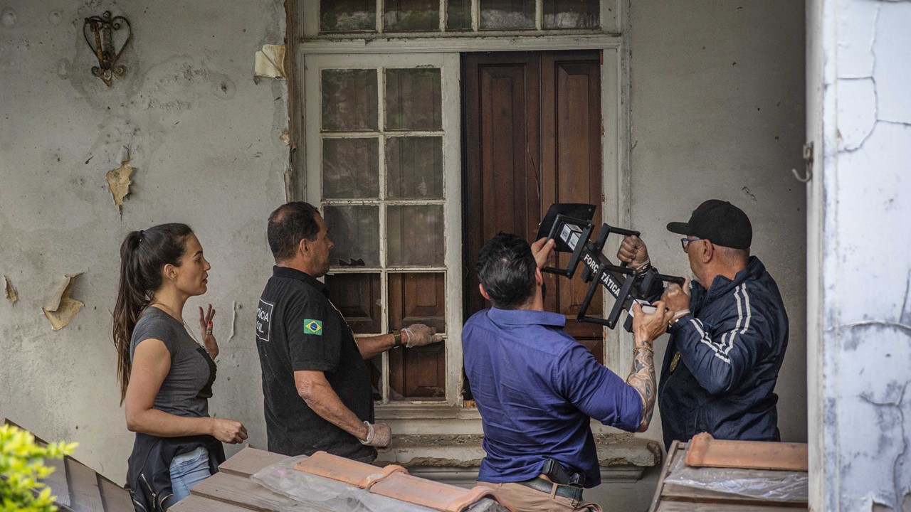 Polícia entra na Casa Abandonada e encontra Margarida Bonetti
