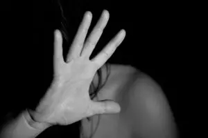 Saiba como denunciar casos de violência contra a mulher