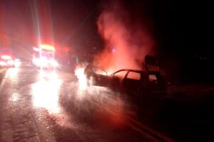 Veículo capota e pega fogo na Limeira-Artur Nogueira; motorista abandonou o local