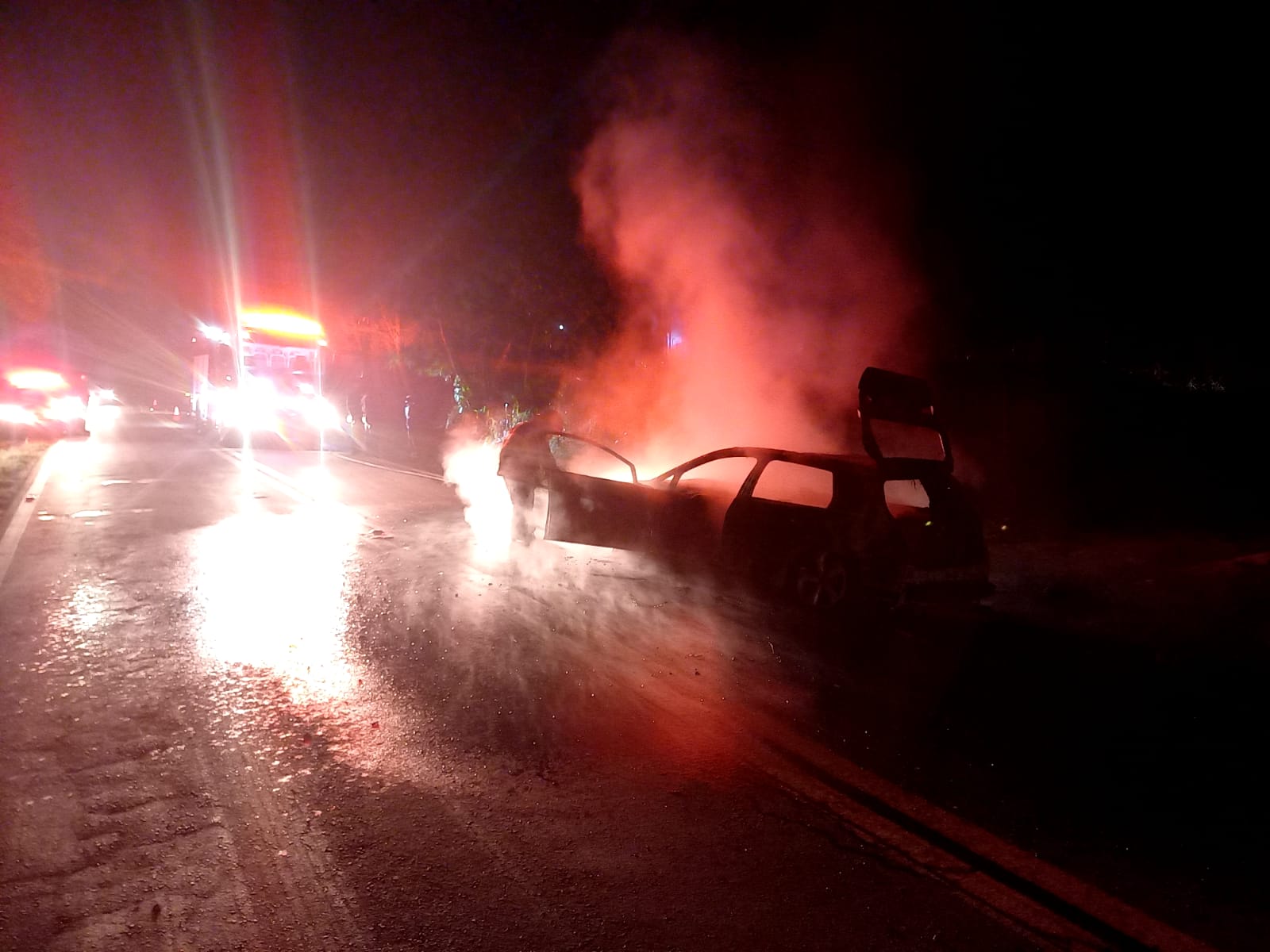 Veículo capota e pega fogo na Limeira-Artur Nogueira; motorista abandonou o local