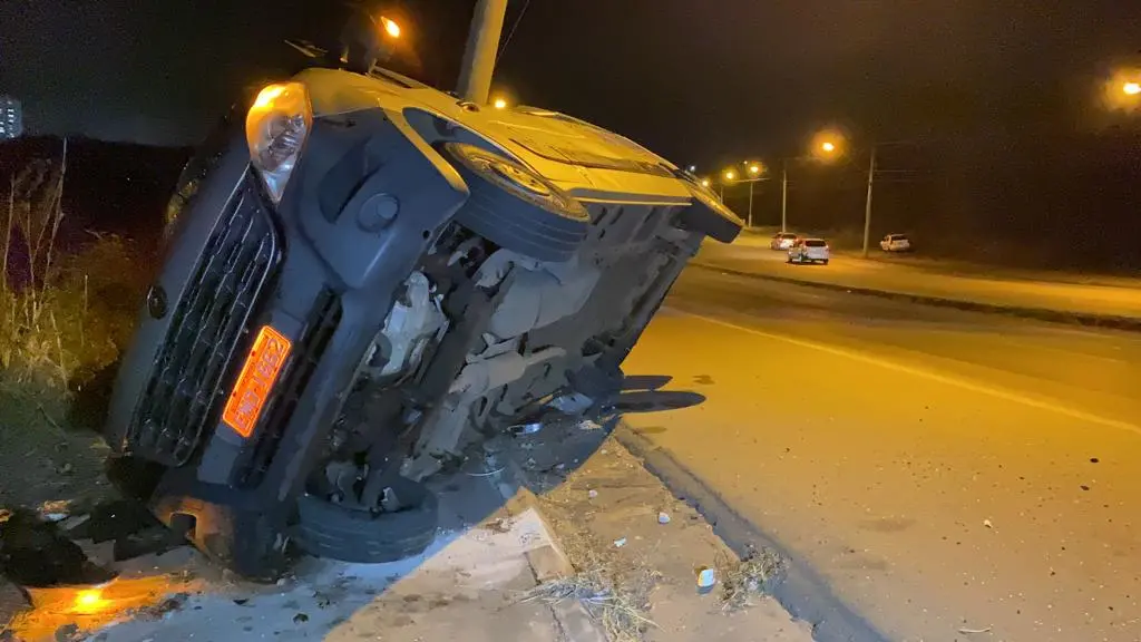 van batida no poste no anel viário