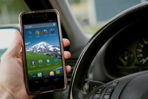 Dobra participação de celular ao volante sobre total de multas de trânsito em SP