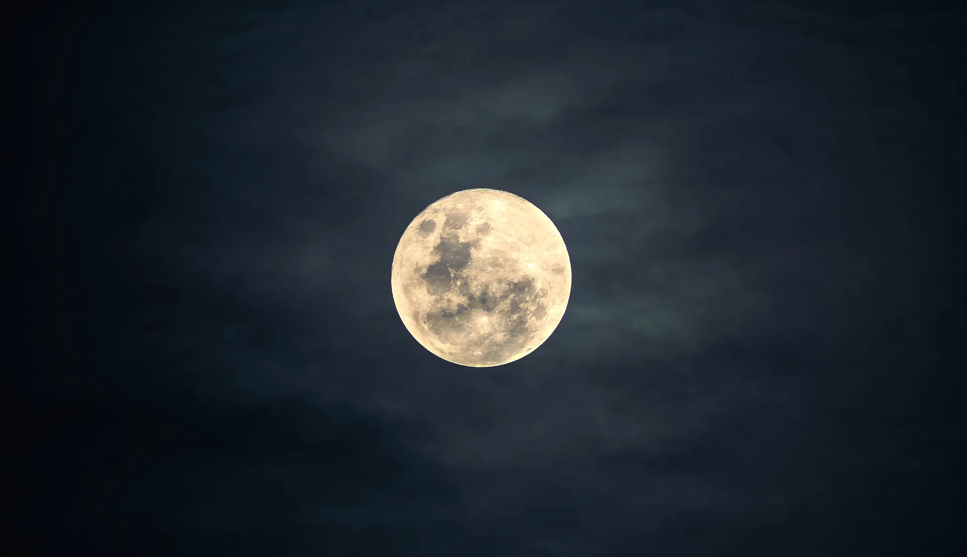 Maior superlua do ano ocorre nesta quarta-feira