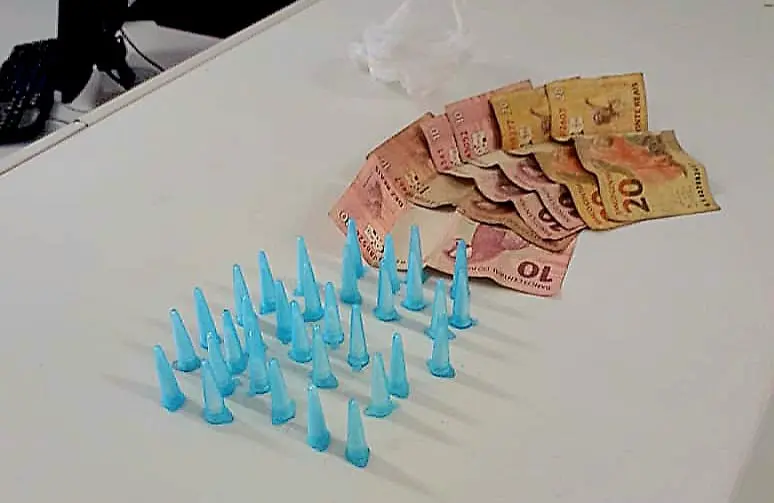 adolescente vende drogas