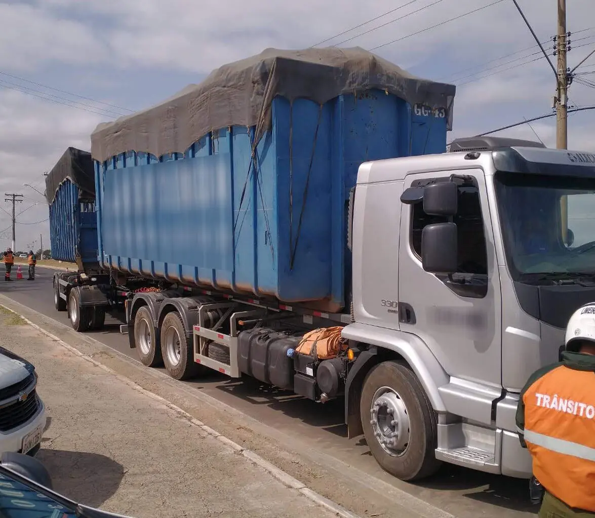 Caminhão com traseira alta: o que diz a lei?