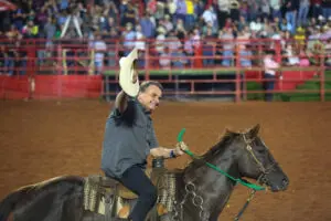 Bolsonaro chegou ao estádio de rodeios às 22h30, acompanhado de uma comitiva que incluía o empresário Luciano Hang, um de seus seguidores mais próximos, e o candidato ao governo paulista Tarcísio de Freitas (Republicanos).