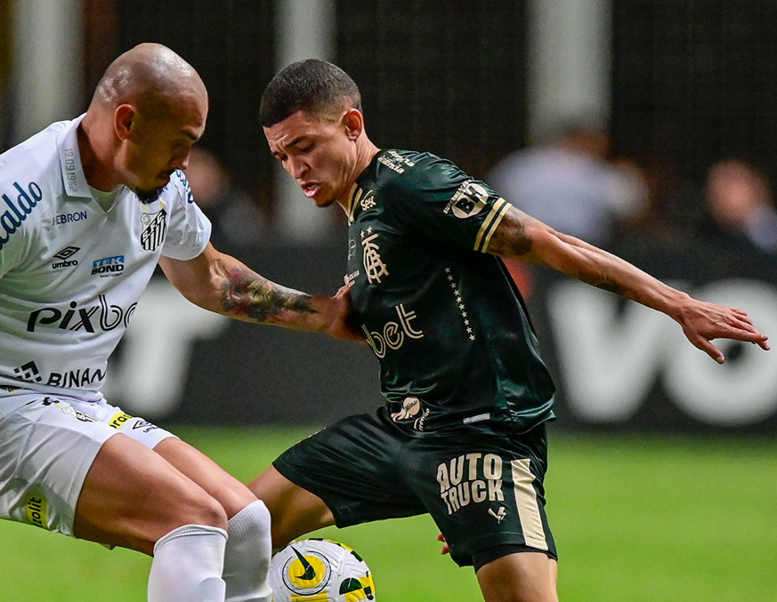 Em jogo quente, Santos goleia, ultrapassa Vasco na tabela e sai do Z4