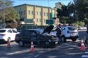 Acidente entre carro e caminhão afeta trânsito na Av. Lauro Corrêa com a Av. Maestro Xixirri