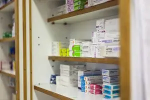 Antibióticos são os remédios que mais faltam em farmácias de SP, diz levantamento