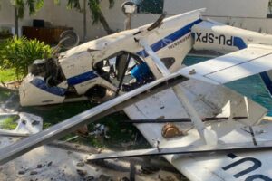 Avião cai em condomínio na Barra da Tijuca na tarde desta segunda-feira