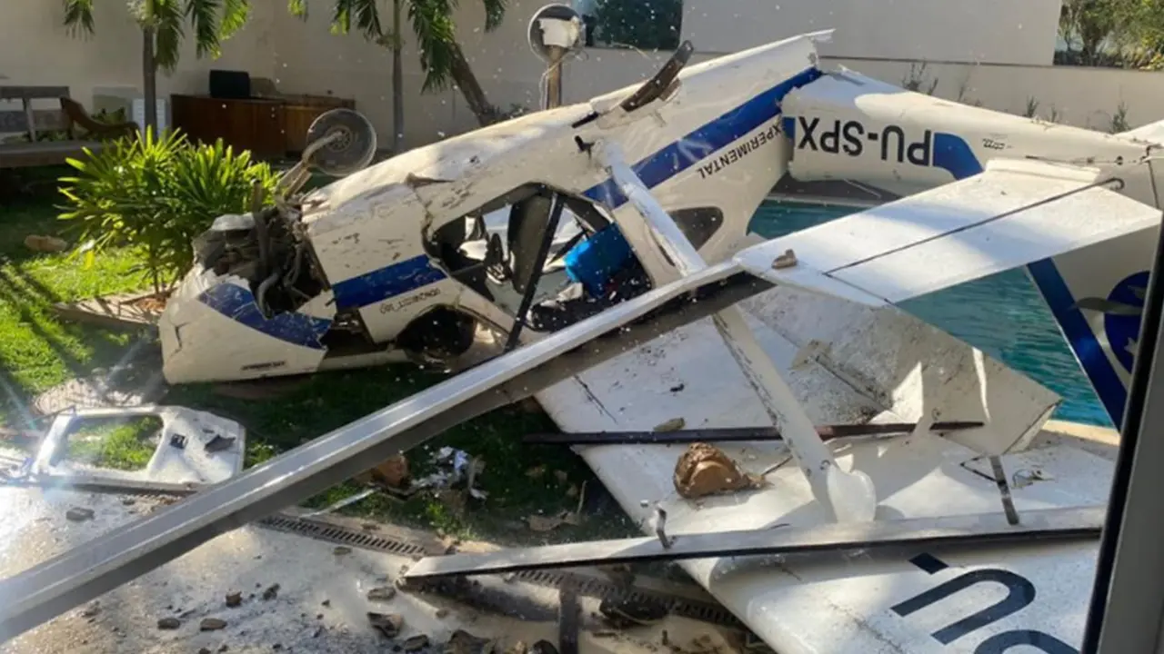 Avião cai em condomínio na Barra da Tijuca na tarde desta segunda-feira