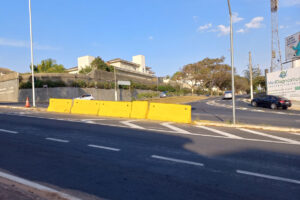 Barreiras fecham acesso na Agostinho Prada para mais segurança no trânsito