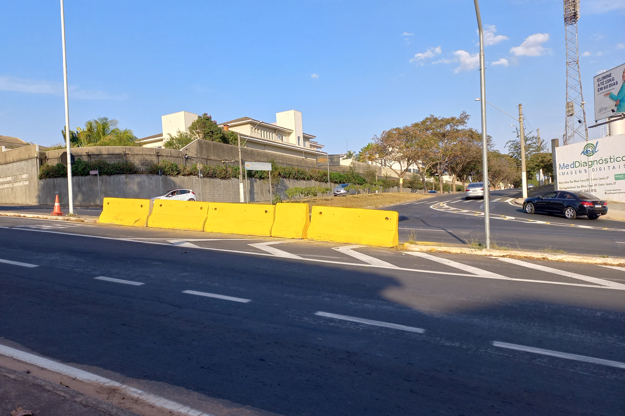 Barreiras fecham acesso na Agostinho Prada para mais segurança no trânsito