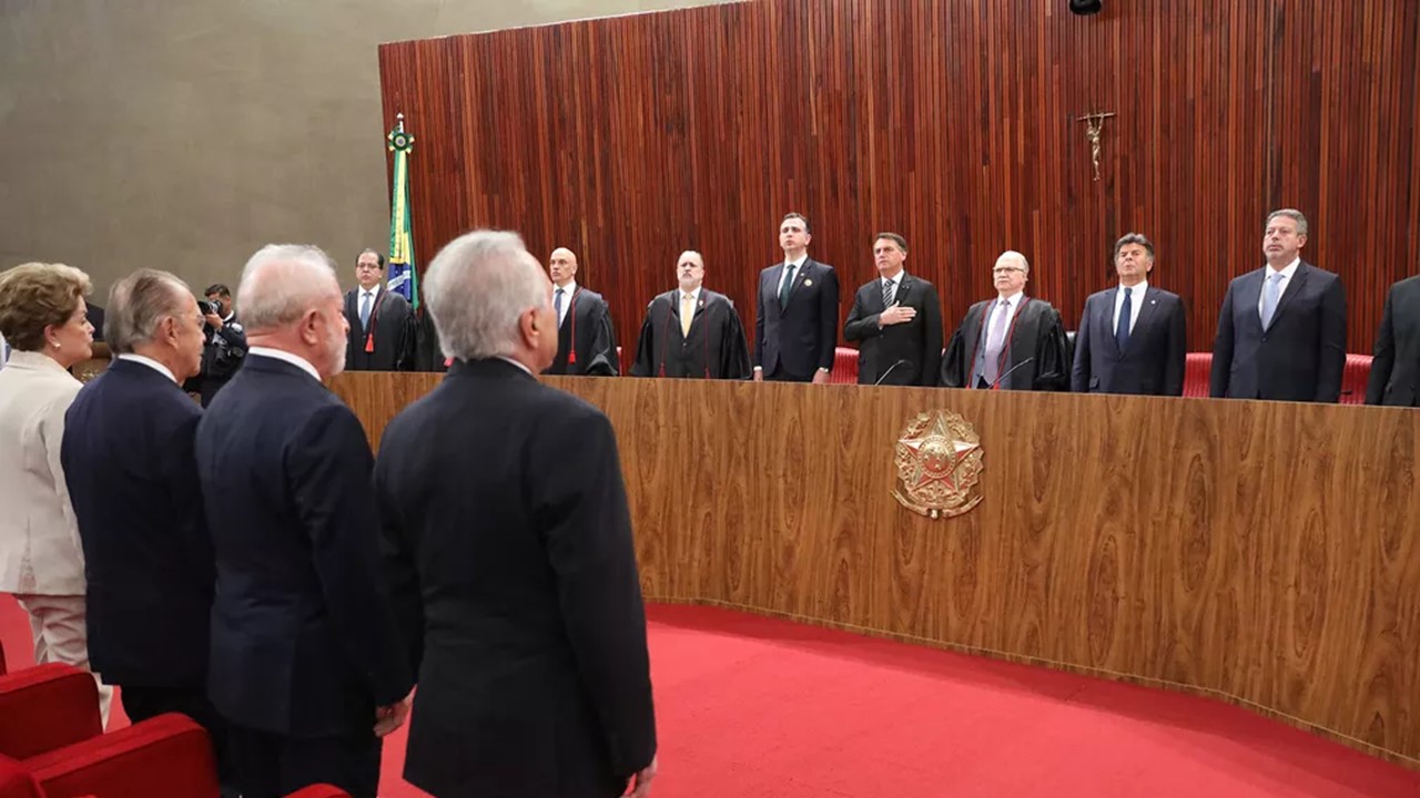 Bolsonaro e Lula ficam frente a frente durante posse de Moraes no TSE