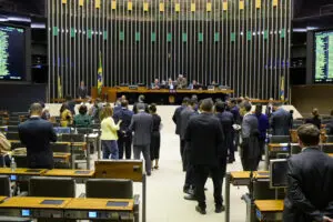 Deputados gastaram em um mês recorde de R$ 26 milhões