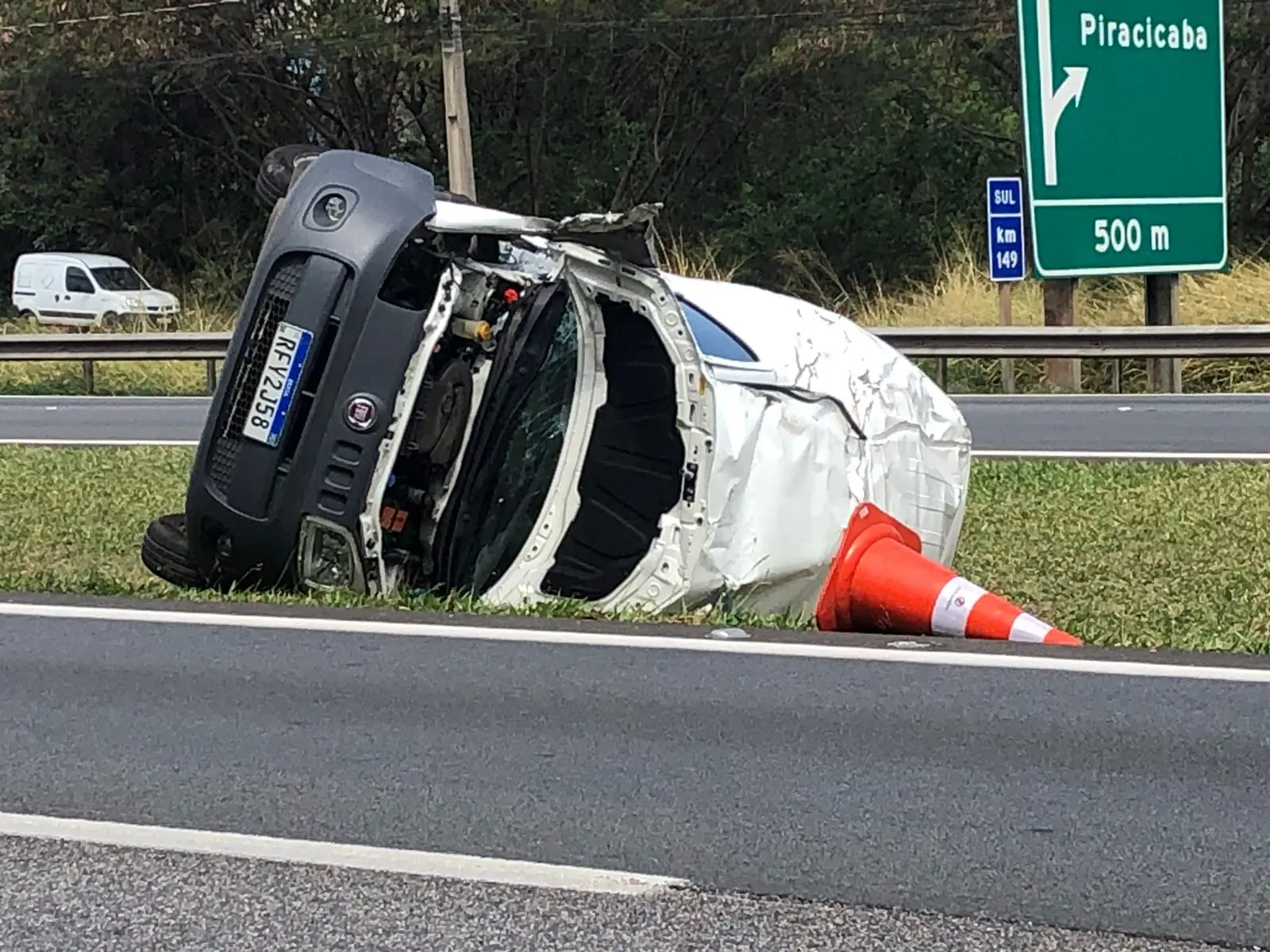 carro capotado; acidente Rodovia Anhanguera