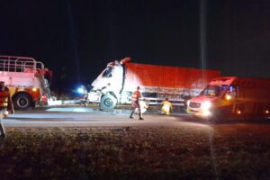 Colisão traseira entre caminhões deixa vítima em estado grave na Rodovia dos Bandeirantes