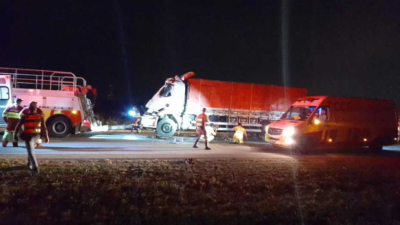 Colisão traseira entre caminhões deixa vítima em estado grave na Rodovia dos Bandeirantes