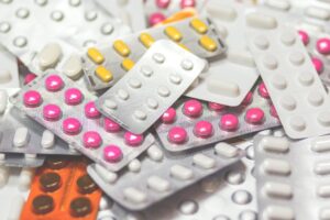 Contra falta de remédio, Brasil busca reduzir dependência de importação de insumos farmacêuticos