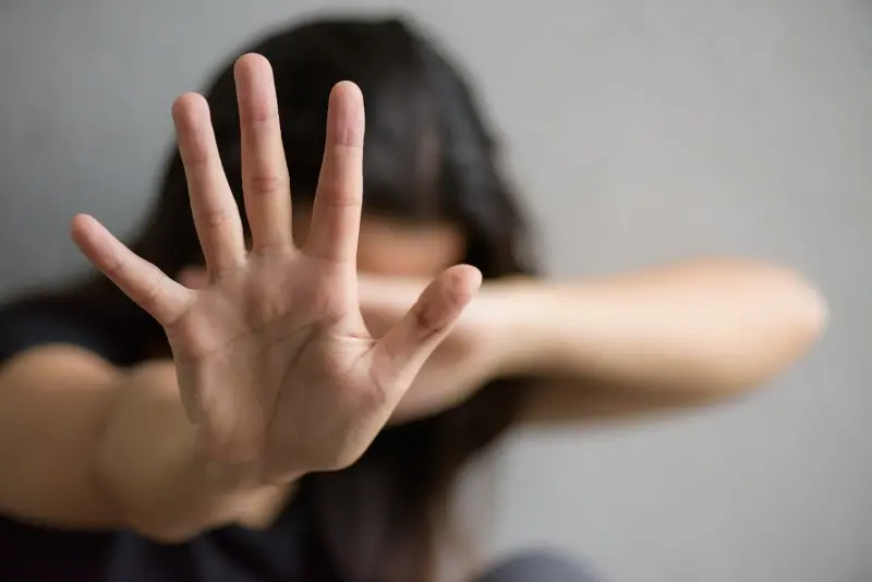 Mulher procura a delegacia
