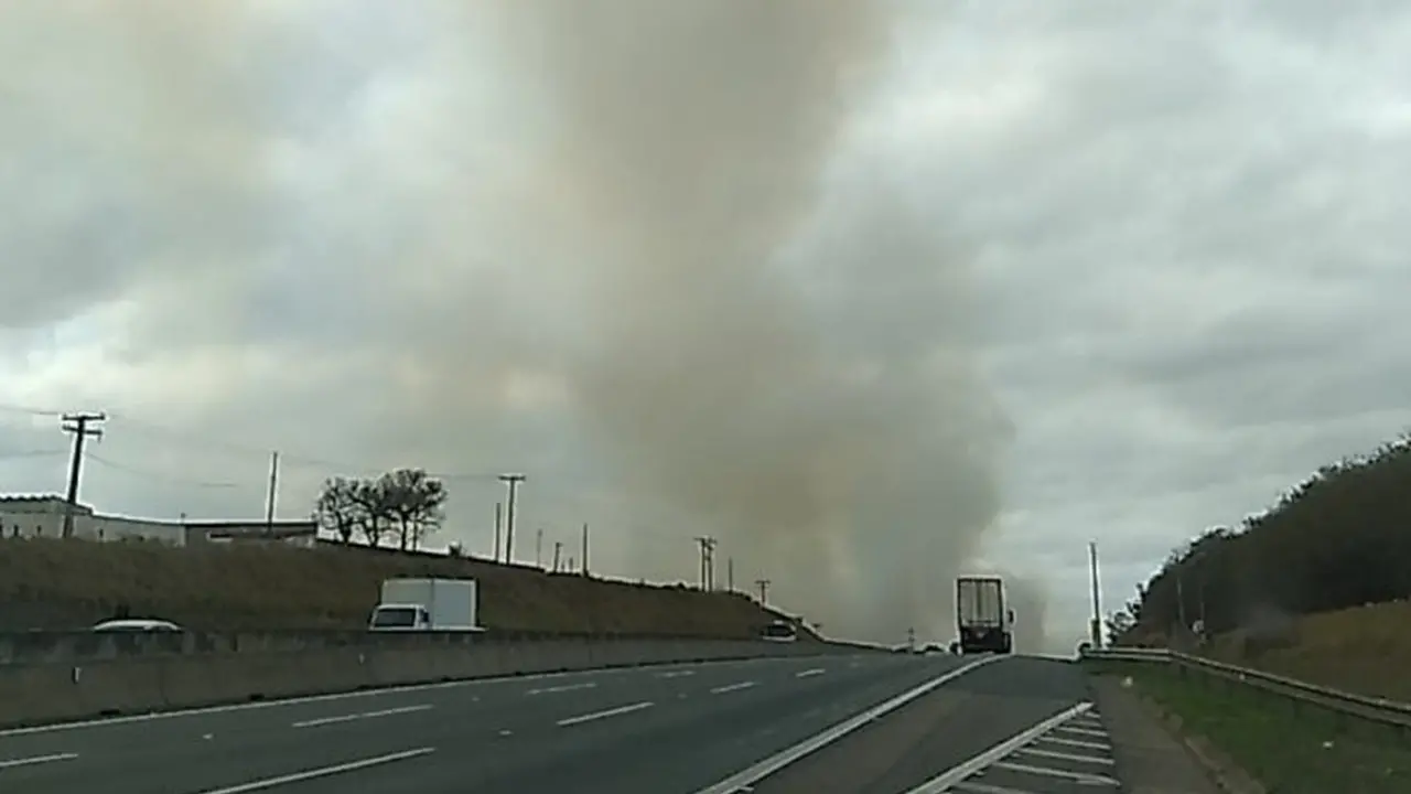 Fogo às margens da SP-133 interdita trecho da Limeira-Cosmópolis