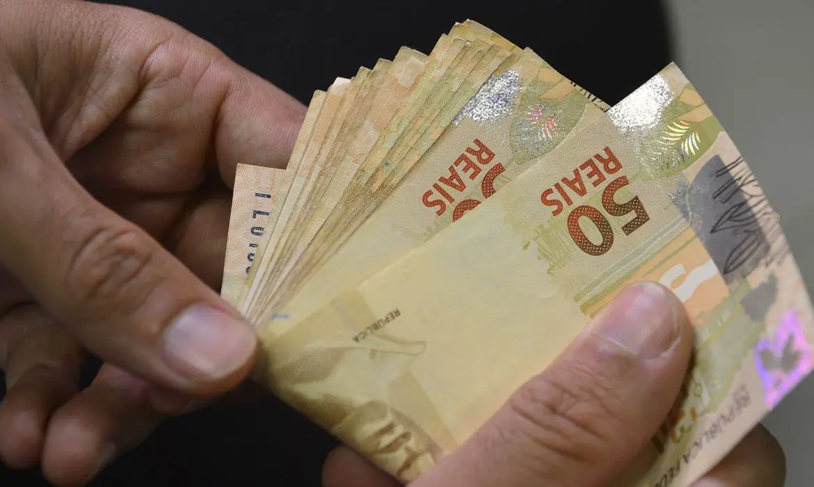 Governo prevê salário mínimo em R$ 1.302 em 2023, sem aumento real pelo 4º ano seguido