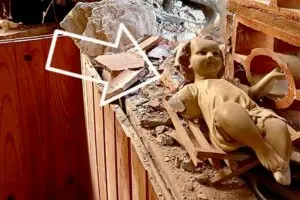 Imagem do Menino Jesus fica intacta após caminhão destruir casa