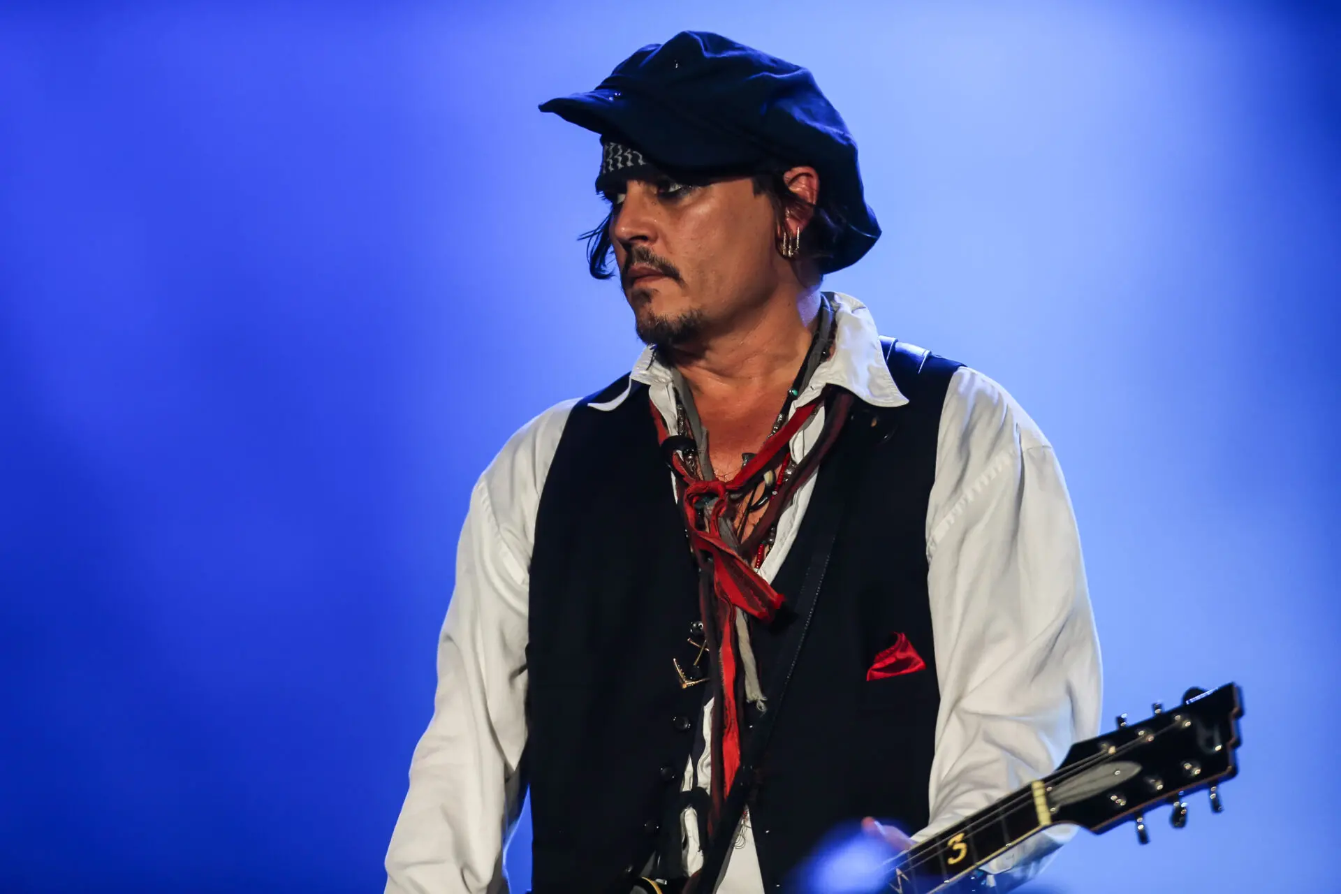 Johnny Depp assina contrato milionário com Dior