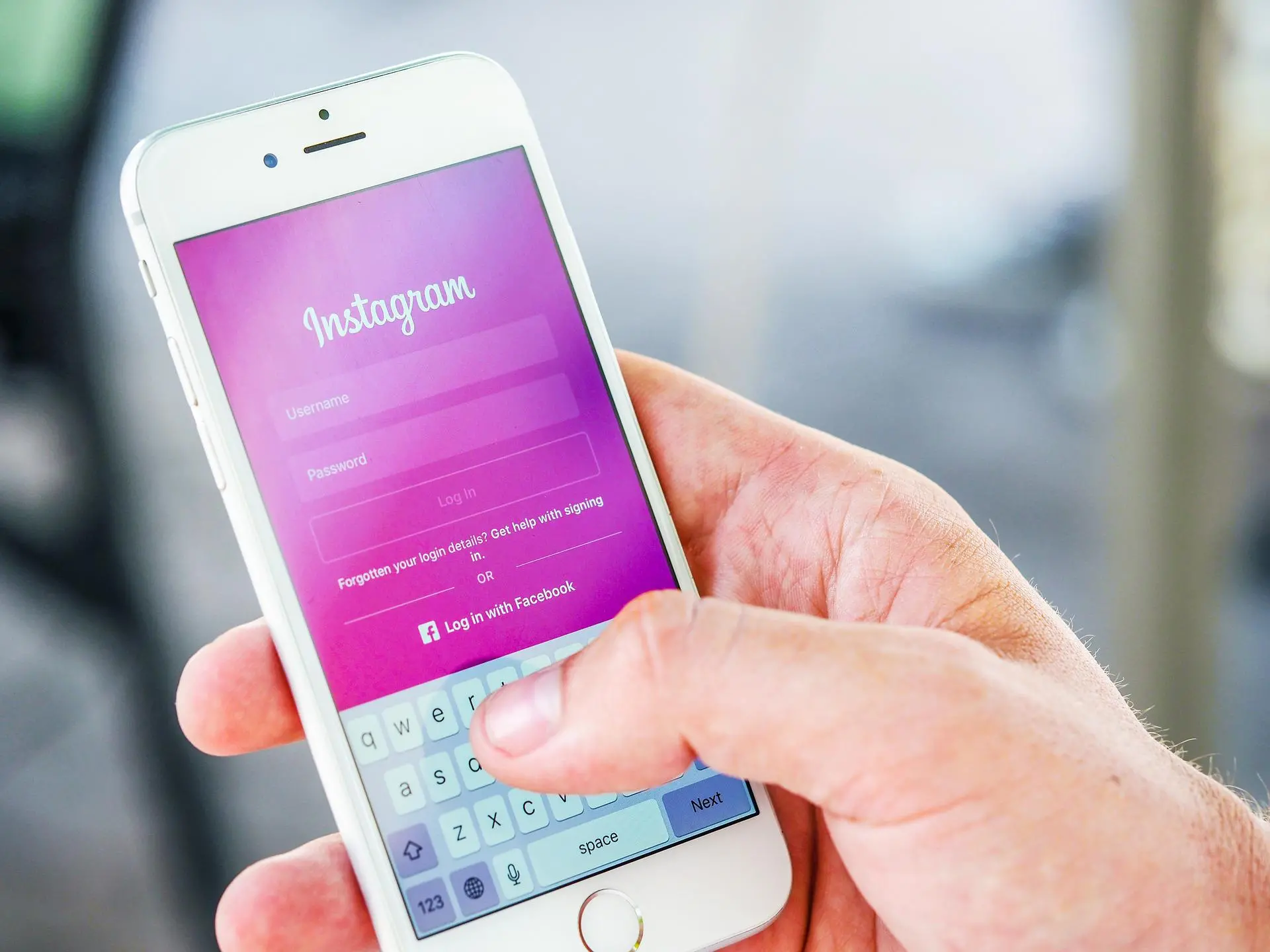 Jovem tem fotos íntimas expostas por ex na internet