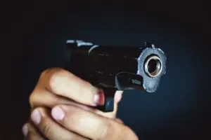 Jovens armados roubam carro e abandonam veículo no Ernesto Kuhl