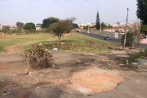 rua sem asfalto; buracos; lixo; rua do Gustavo Piccinini