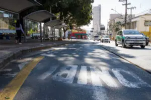 Mulher tem carteira furtada enquanto aguardava ônibus