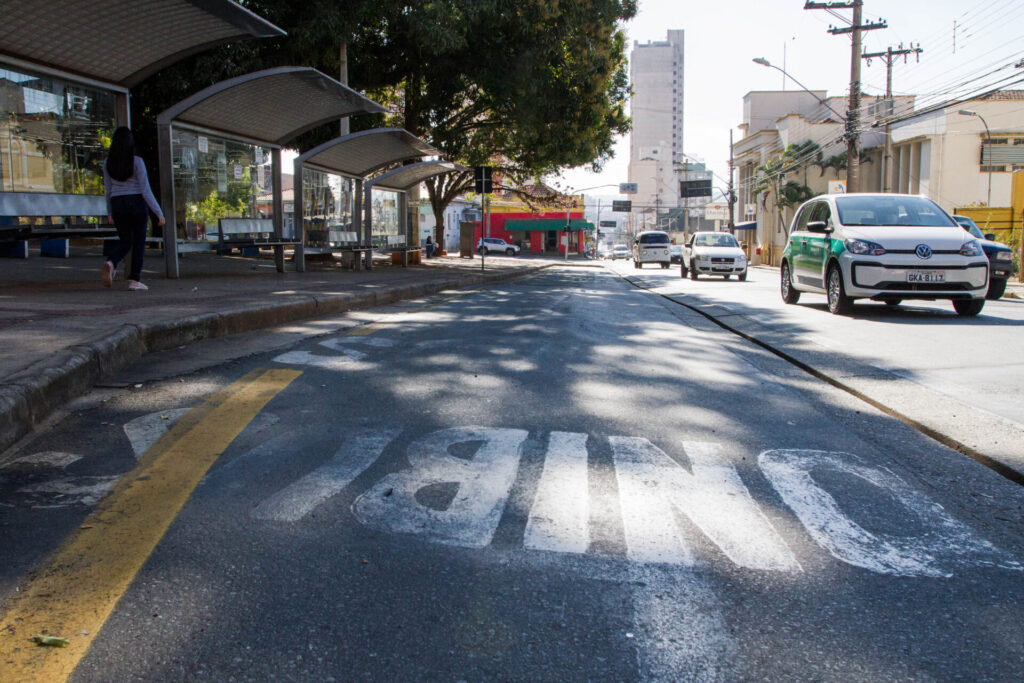 Mulher tem carteira furtada enquanto aguardava ônibus