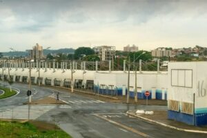 Um motorista de um ônibus rodoviário de dois andares, que vinha de São Paulo à Limeira ficou com o veículo "enroscado" na estrutura do Terminal Urbano Rodoviário.