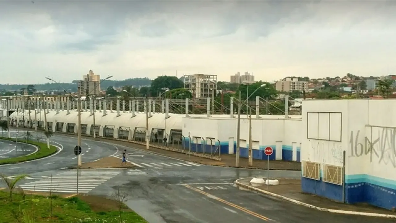 Um motorista de um ônibus rodoviário de dois andares, que vinha de São Paulo à Limeira ficou com o veículo "enroscado" na estrutura do Terminal Urbano Rodoviário.