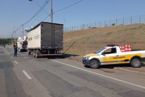 Operação de fiscalização aborda caminhões no anel viário de Limeira
