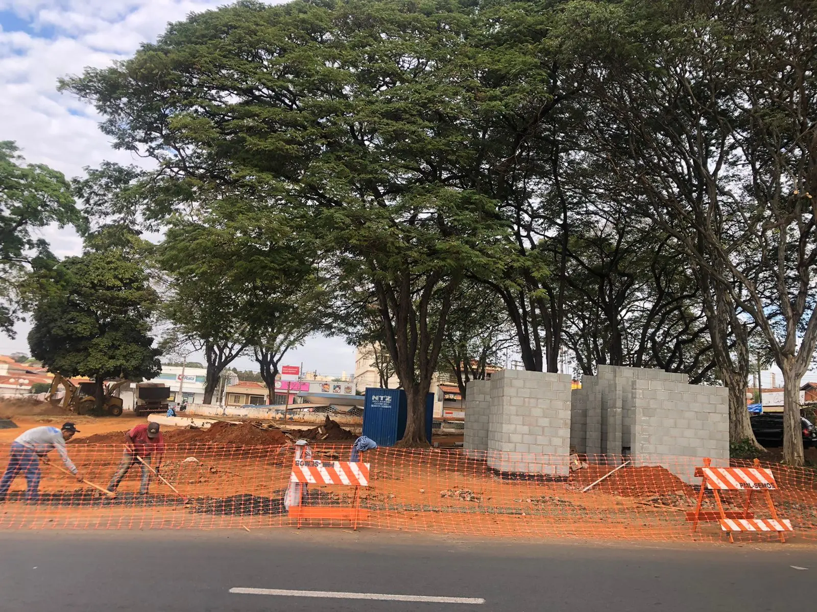 reforma Praça Av. Maria Buzolin; Praça João Soares Pompeu; obras Prefeitura