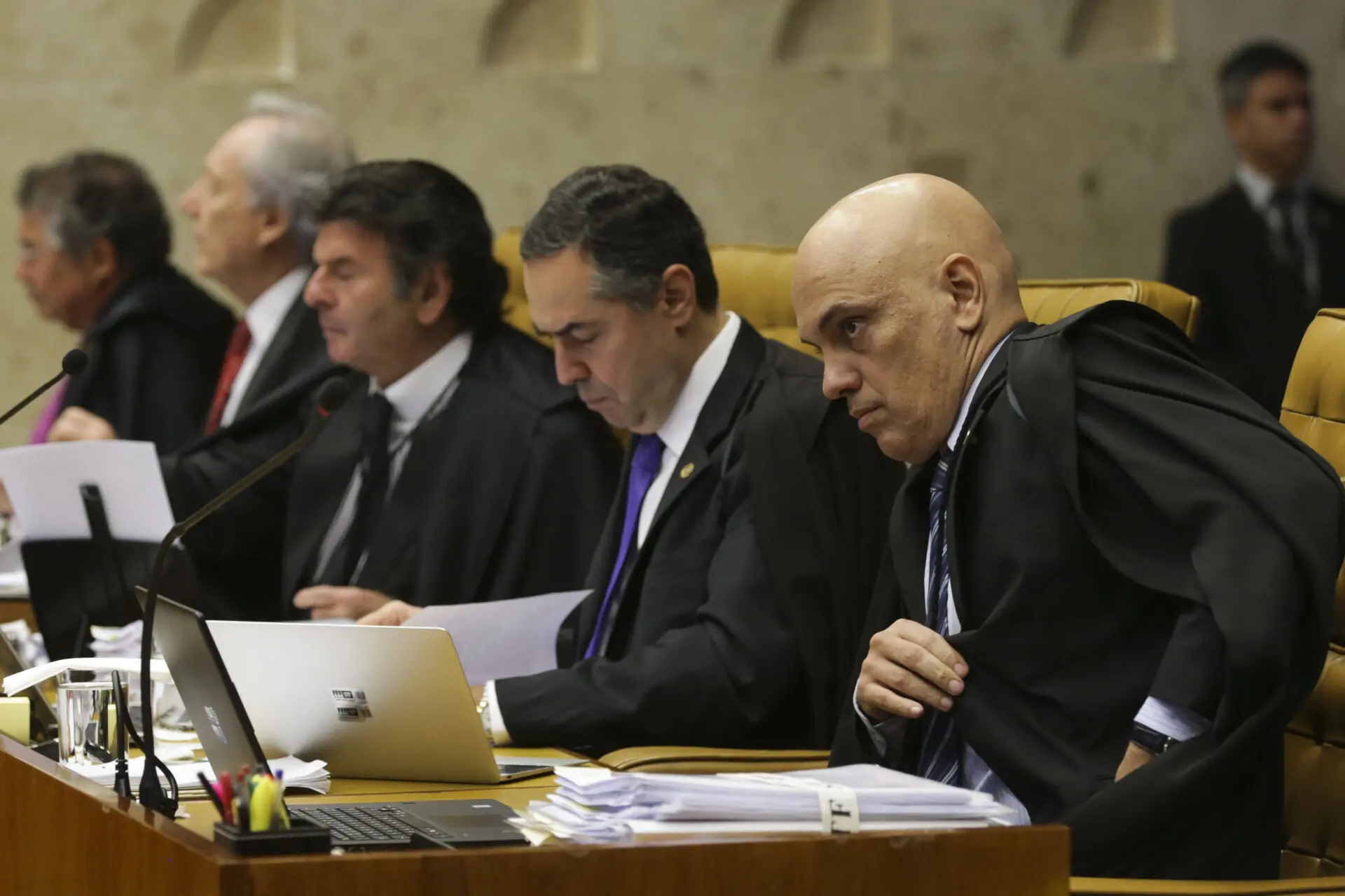 Caso essa proposta seja aprovada, o salário de um ministro do Supremo, teto do funcionalismo, seria reajustado e chegaria a R$ 46,3 mil.