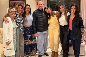 Silvio Santos posa de pijama ao lado das seis filhas