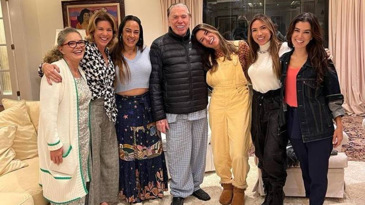 Silvio Santos posa de pijama ao lado das seis filhas